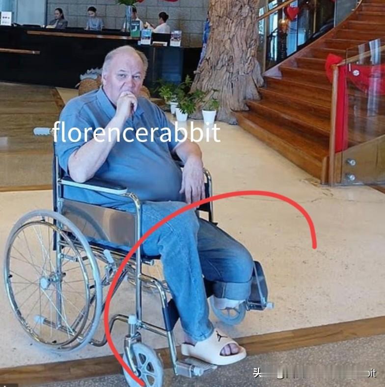 截肢的老马克儿在媒体前现身了！
他在菲律宾康复中心收到了好心人送的鲜花巧克力。颇