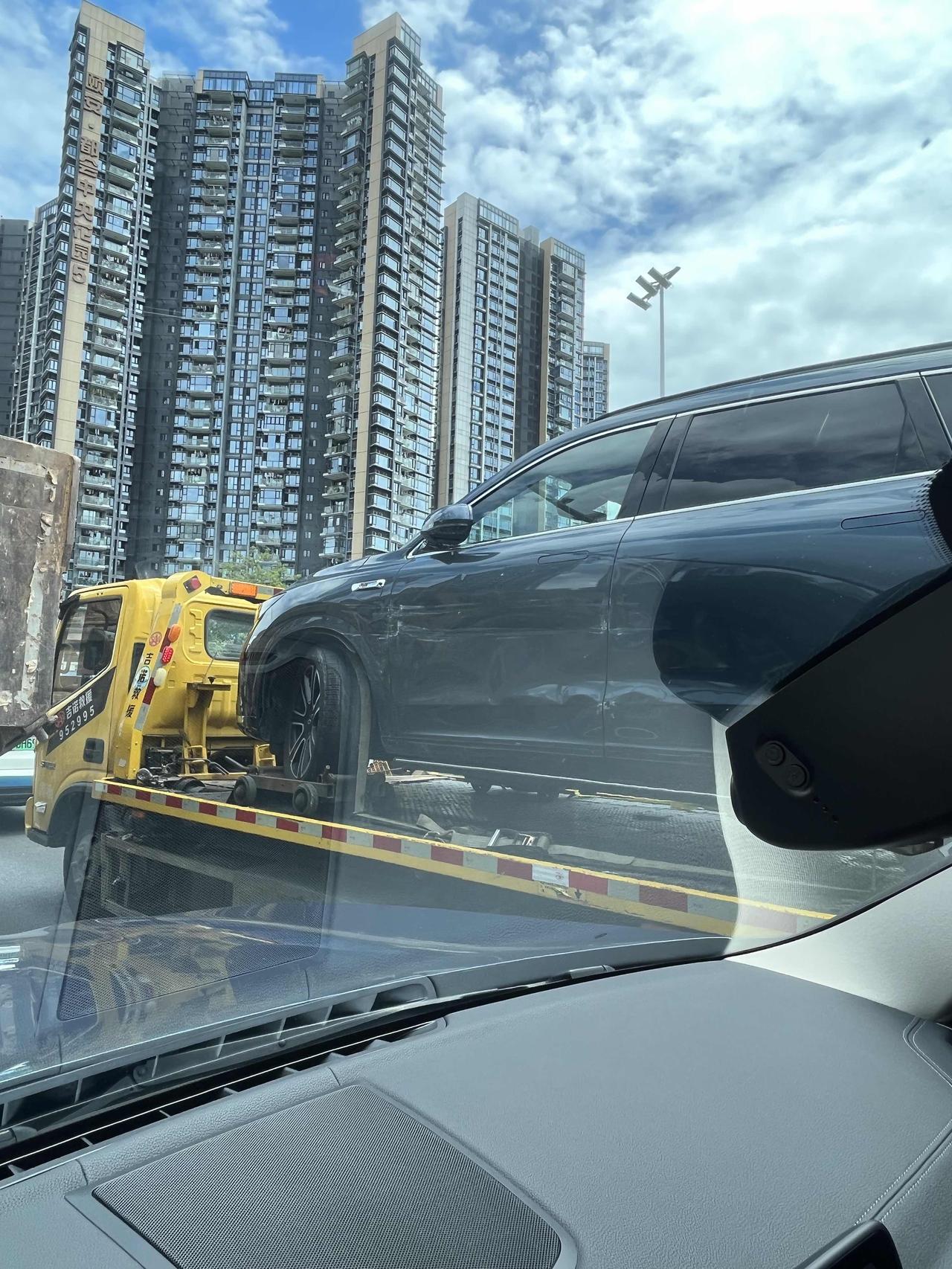 这M7怎跑上板车了？看来这品牌的汽车的质量还是不错的！