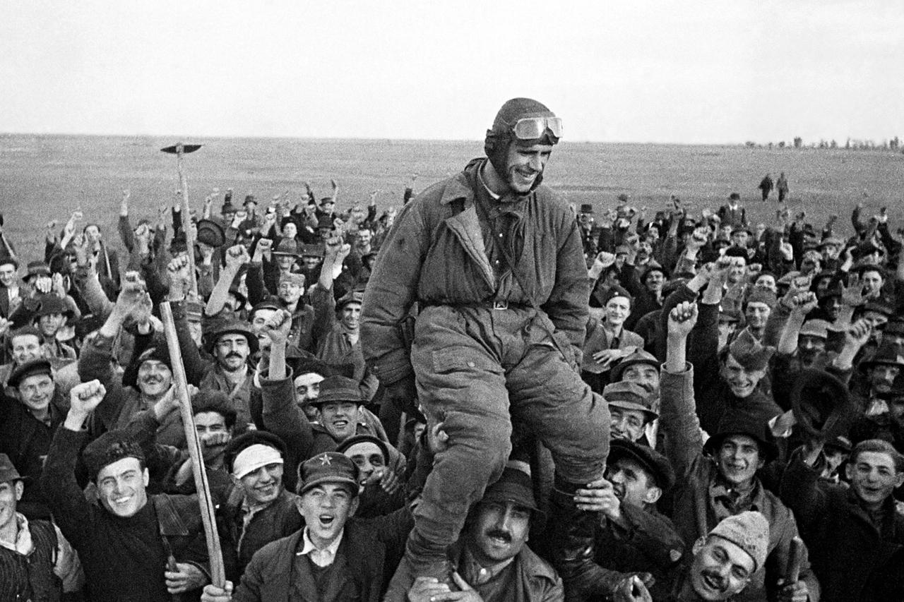 太羡慕了，游击队都能有空中支援——1944 年，南斯拉夫，奥莫利察村。村民们热烈