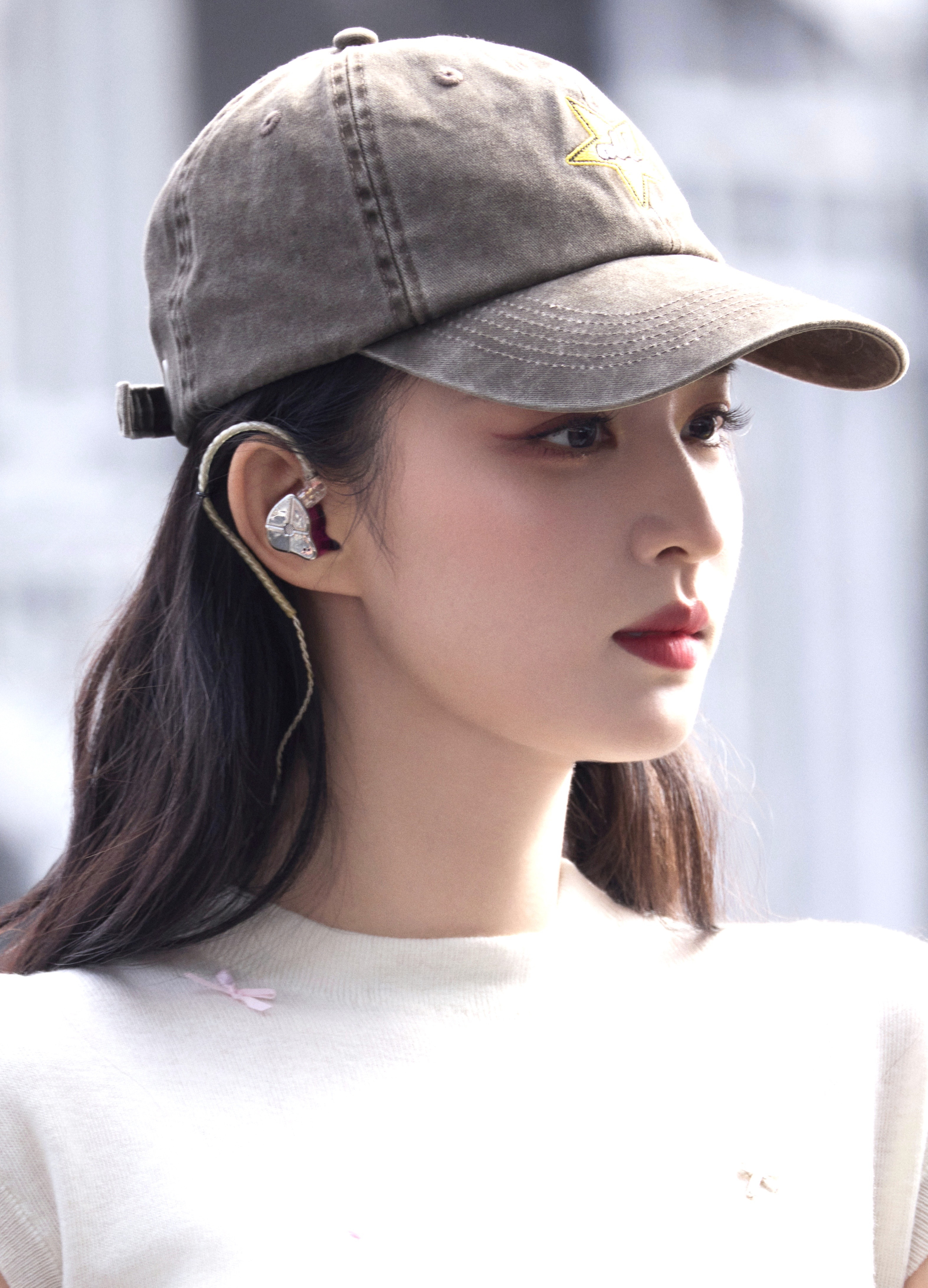 王楚然   彩排图鸭舌帽和大光明发型 同等程度的考验骨相，大美女每次穿的很简单的