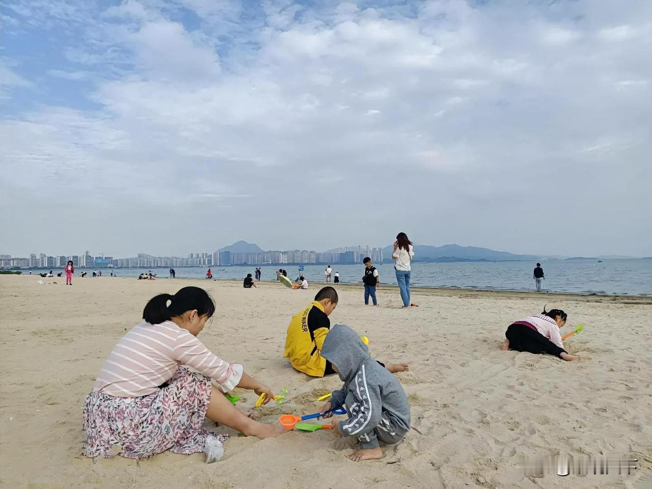 谁懂啊！11月底的沙滩，居然热闹得像夏天的尾巴🏖️
 
刚到海边直接愣了——这