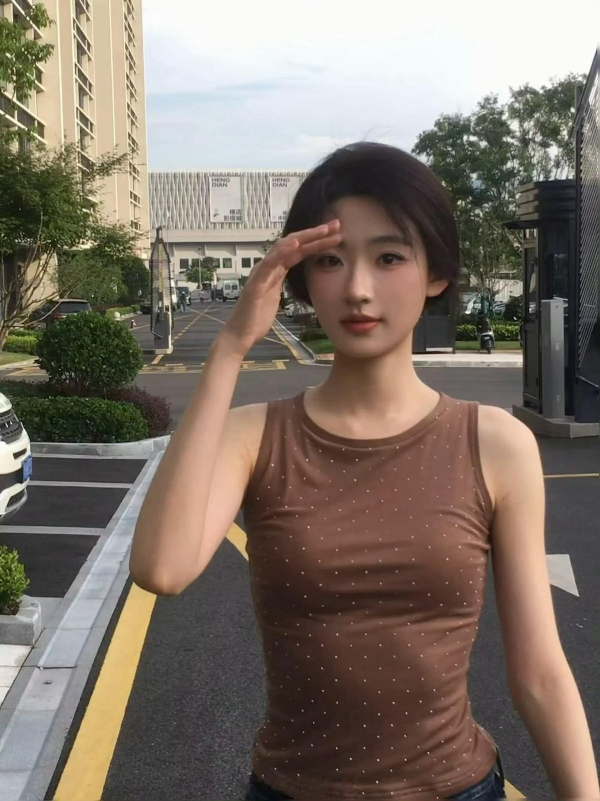 看到扬雨潼发的新鲜照片后，本来我想这么说，兄弟姐妹们快来，咱们一起看她的细胳膊。