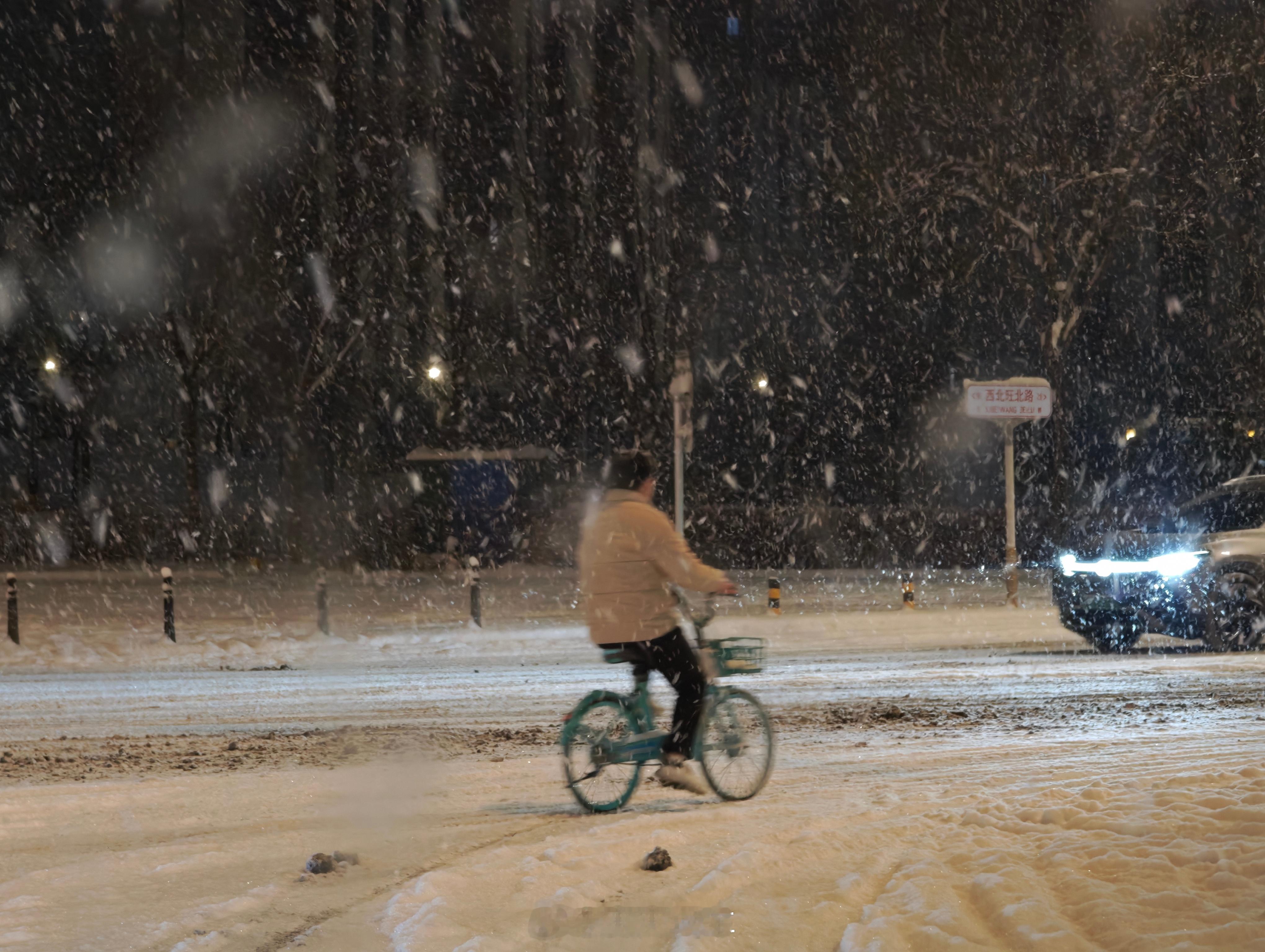 中央气象台三预警齐发最近天气变化无常，大家注意保暖防风防雪明天就是大寒了哦 