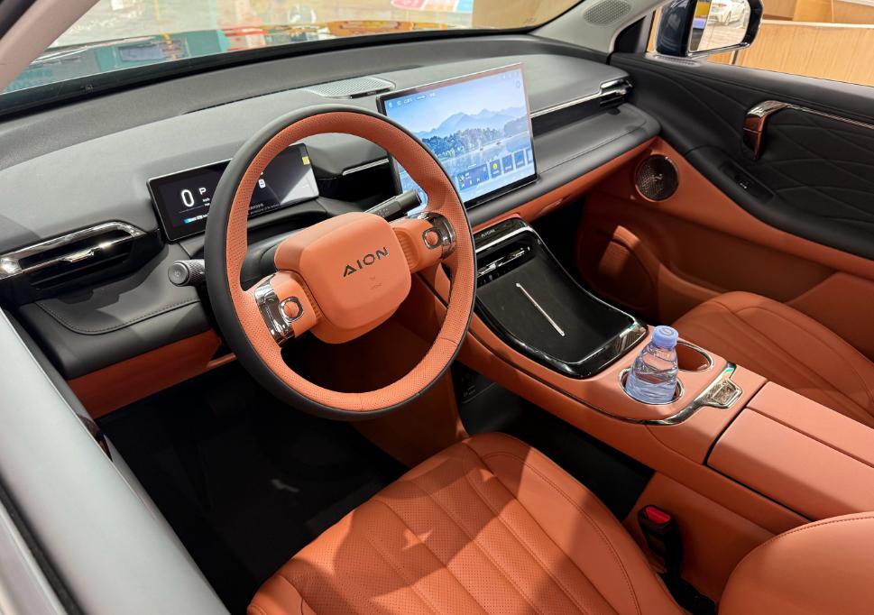 这款AION V霸王龙的内饰和一般的电动汽车基本是一样的。车内有三个点令我印象深