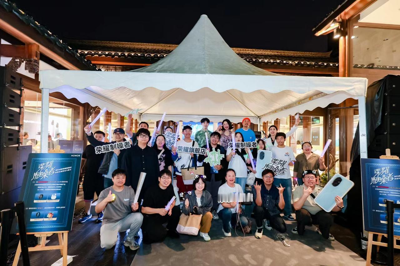 后面再去成都又可以多一个打卡的地方了，宽窄巷子荣耀全球旗舰店，一定要去看一眼，看
