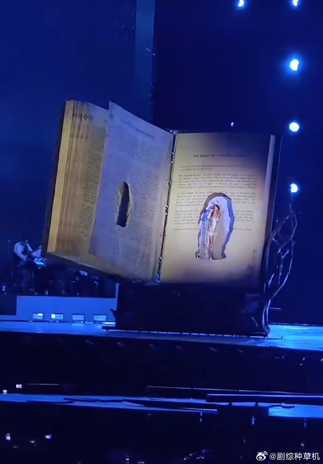 蔡依林演唱会道具书故障蔡依林演唱会道具故障 蔡依林演唱会道具书故障，我的天要注意
