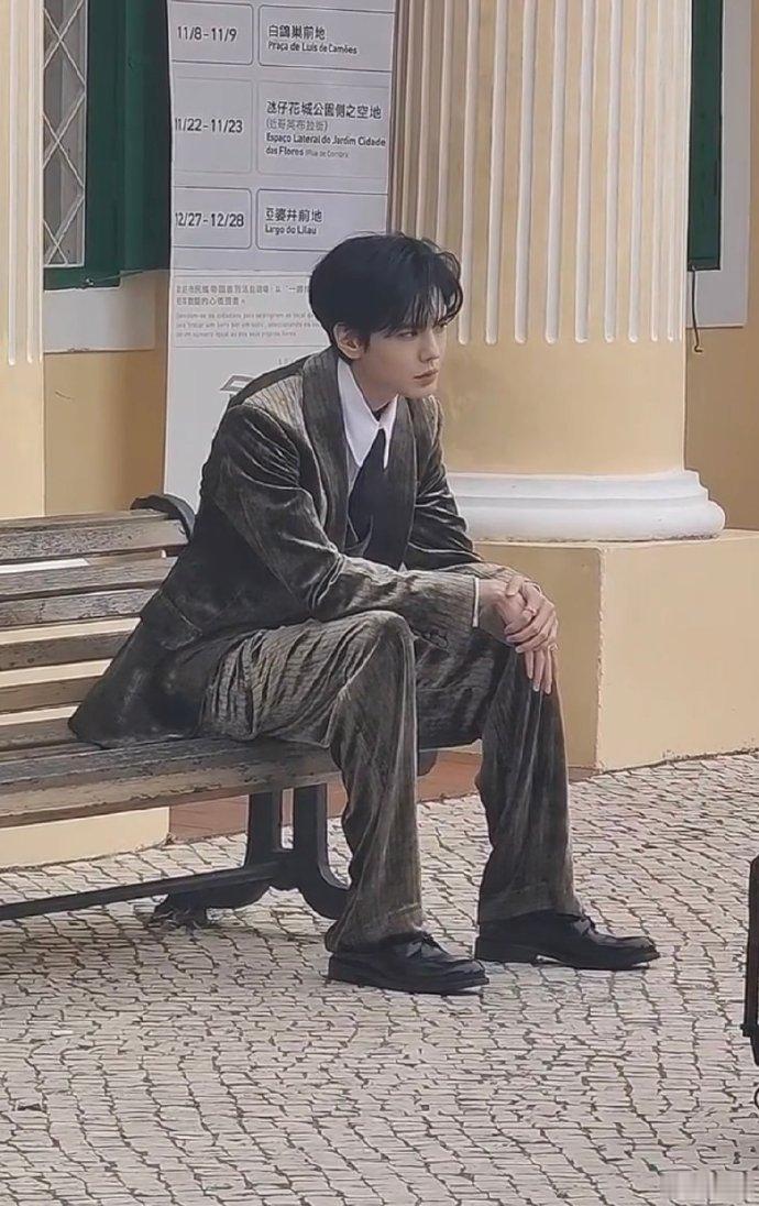 毕雯珺澳门活动丝绒材质衬得毕雯珺好有格调，妥妥的小王子既视感，帅到移不开眼～ 毕