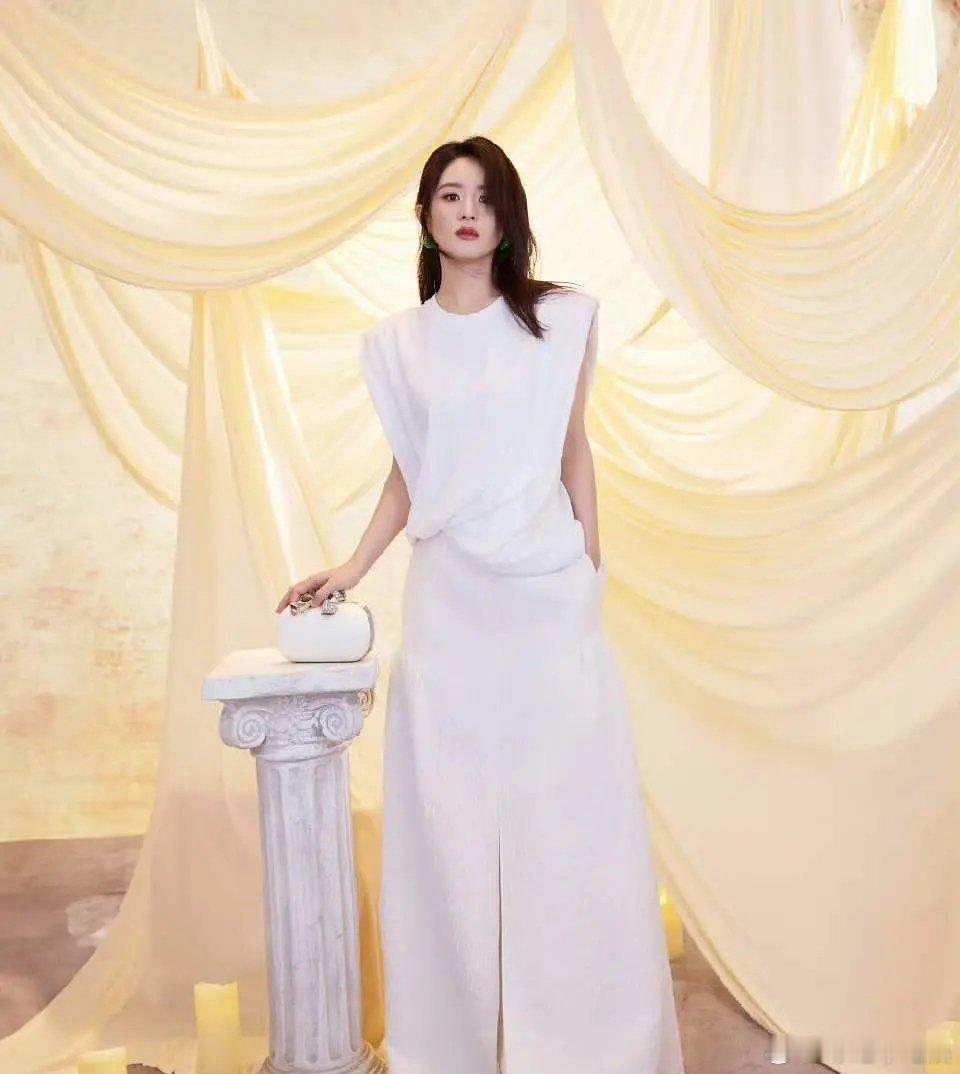 赵丽颖这身材比例有点虐了吧 头太小了都不协调了 ​​​