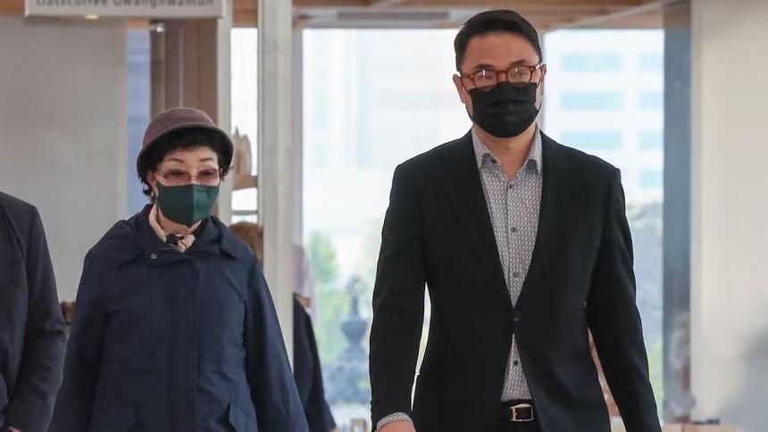 前韩国第一夫人金建希的母亲和哥哥罕见现身，金建希和妈妈还有哥哥长的很像啊！
大家