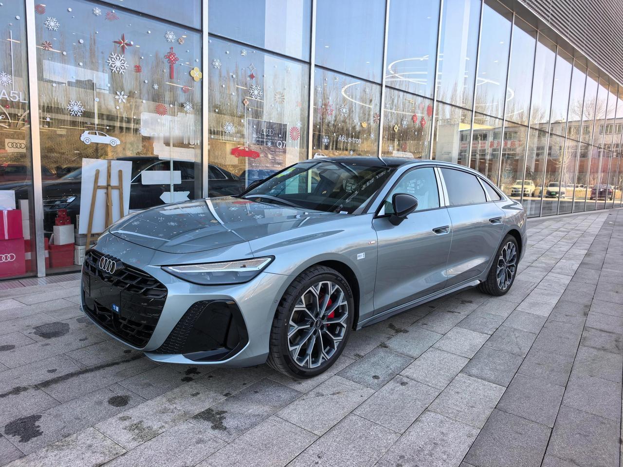 奥迪A6L实车到店！这次换代，连华为智驾都用上了
豪华中大型轿车市场又要变天了。