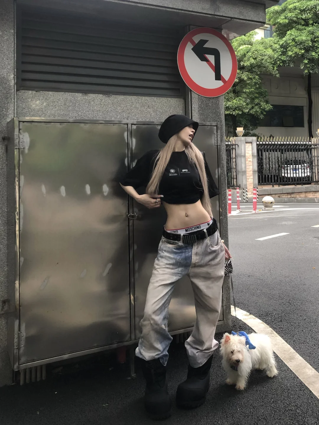 跟小狗遛弯