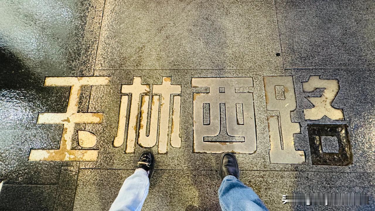 赵雷，这位中国内地男歌手，以其独特的音乐风格和深情的歌声赢得了广大听众的喜爱。他