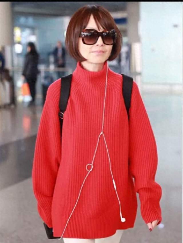 鲁豫这造型真的太吸晴了，亮红色高领宽松毛衣+白裤，随性又减龄