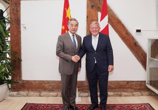 高规格接待中国。可以说，这次应邀出访丹麦，中国受到了前所未有的热烈欢迎。
虽然北