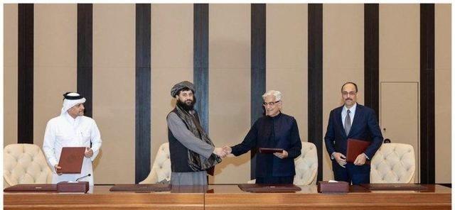 塔利班不怕老美，但是怕巴基斯坦，在巴基斯坦哐哐一顿轰炸后，塔利班认怂了，与巴基斯