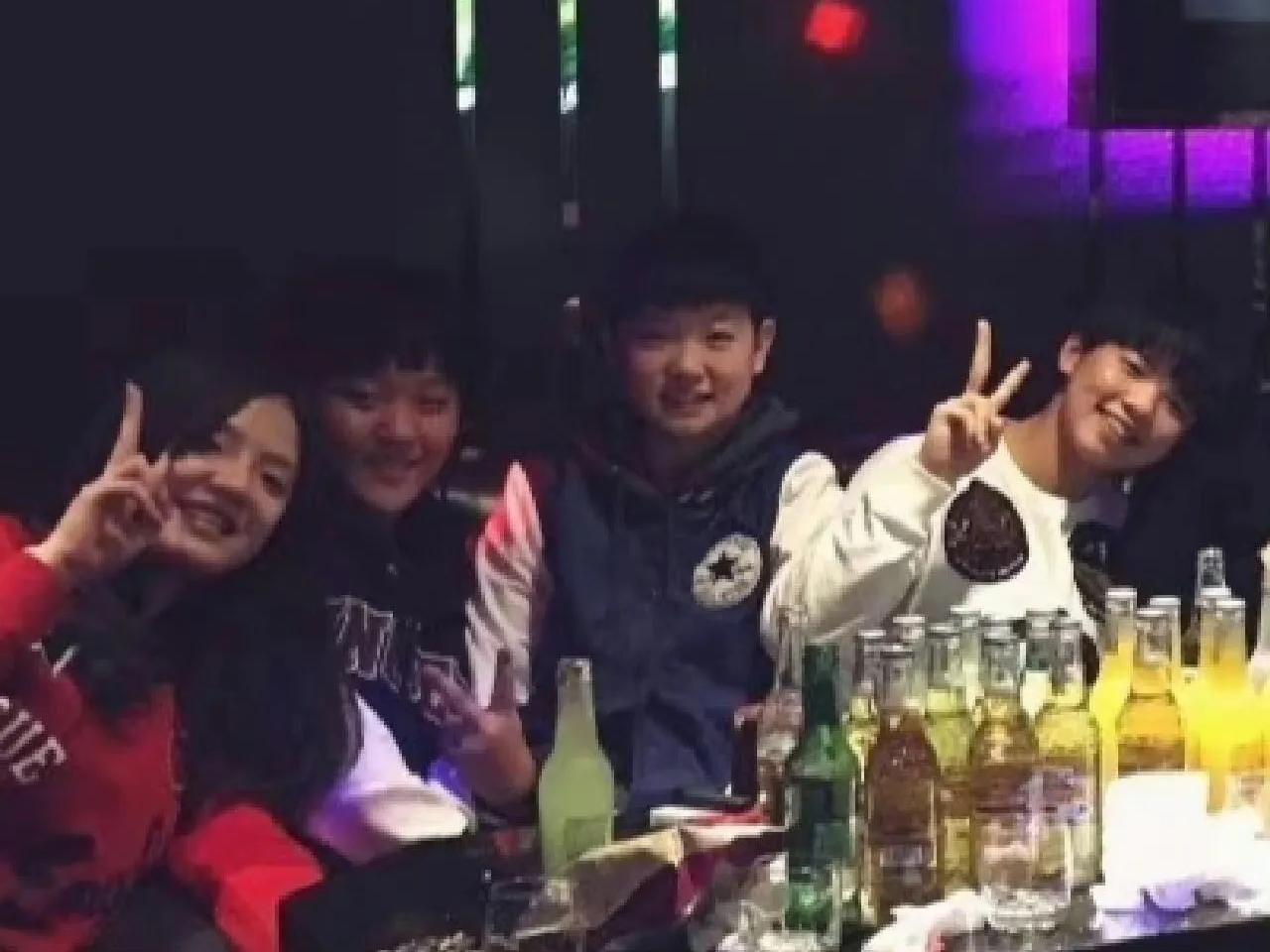 这张氛围轻松的聚会照，我只认出了秀发覆额、娇俏可爱的孙颖莎与下巴尖尖、笑意盈盈的