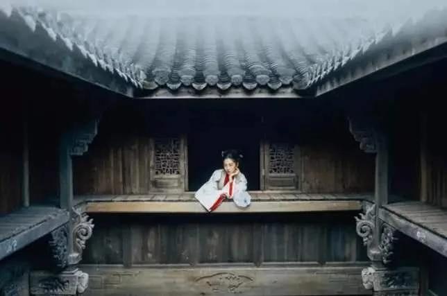 《西江月.感冒》
我去云端散步，谁知打落凡间。
身心疲惫不成仙。酸痛似乎未缓。