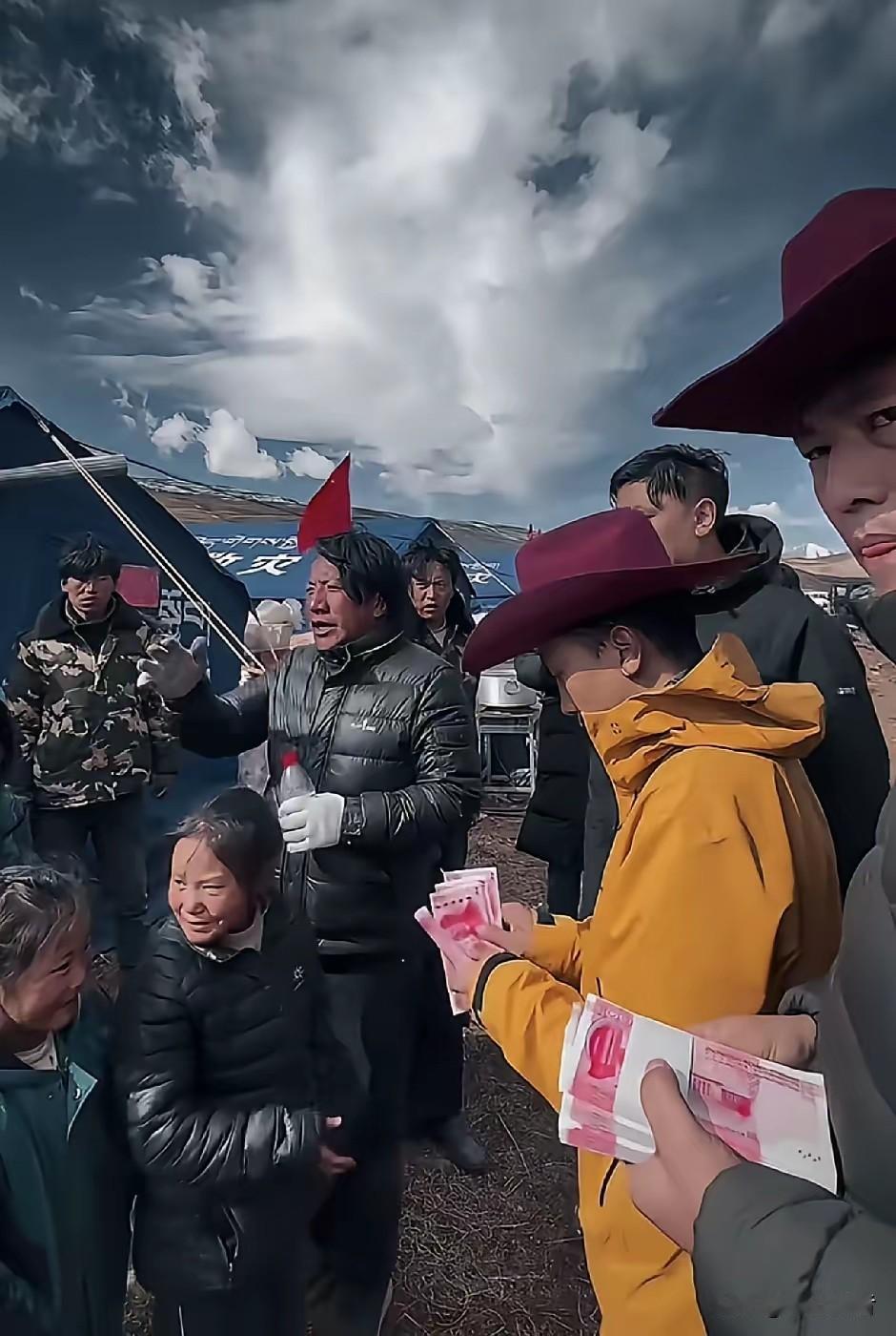 藏民同胞去地震灾区去救灾，没有多余的动作，直接到灾民临时安置点发现金。其中这种救