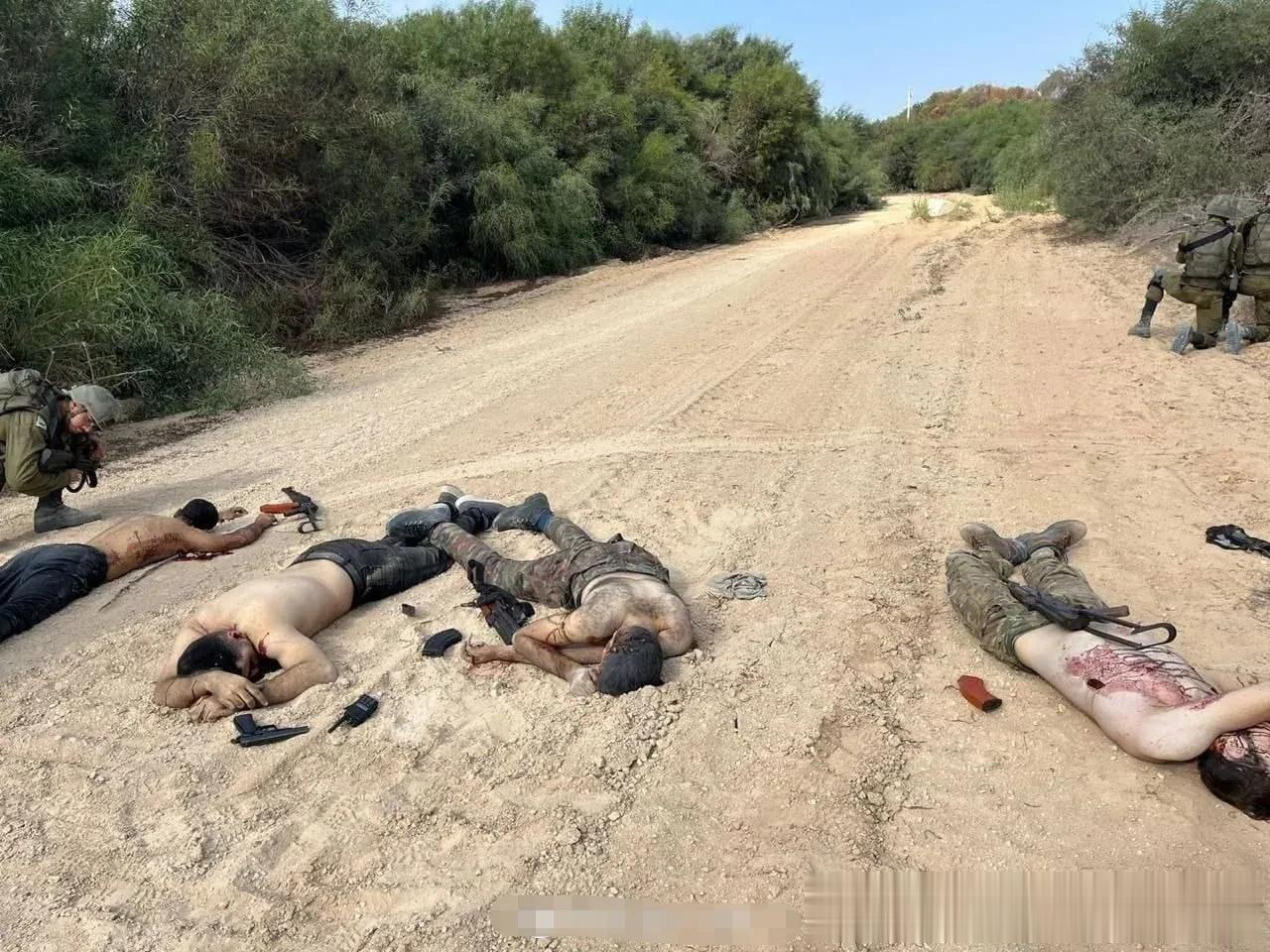 四名投降的巴勒斯坦人被以色列安全部队从背后枪决，然后为了拍摄胜利镜头，他们将武器