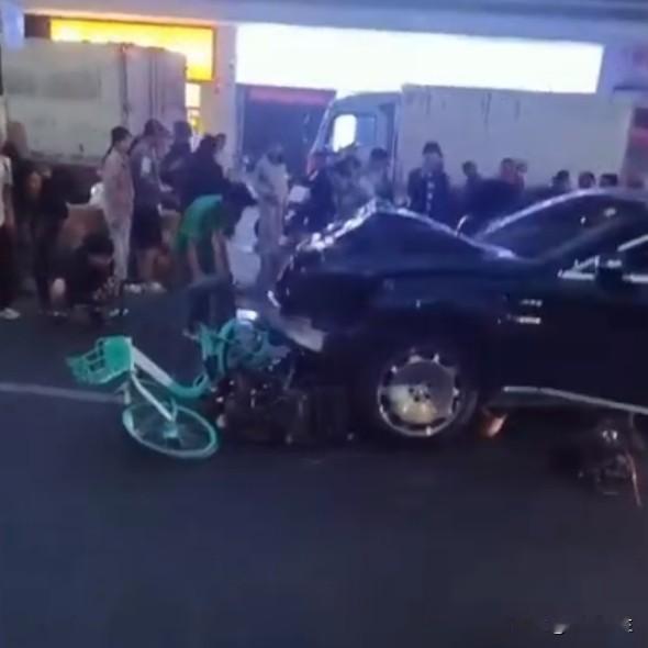 成都轿车与电动两轮车、自行车相撞致两死两伤

成都市公安局交通管理局星期一（4月