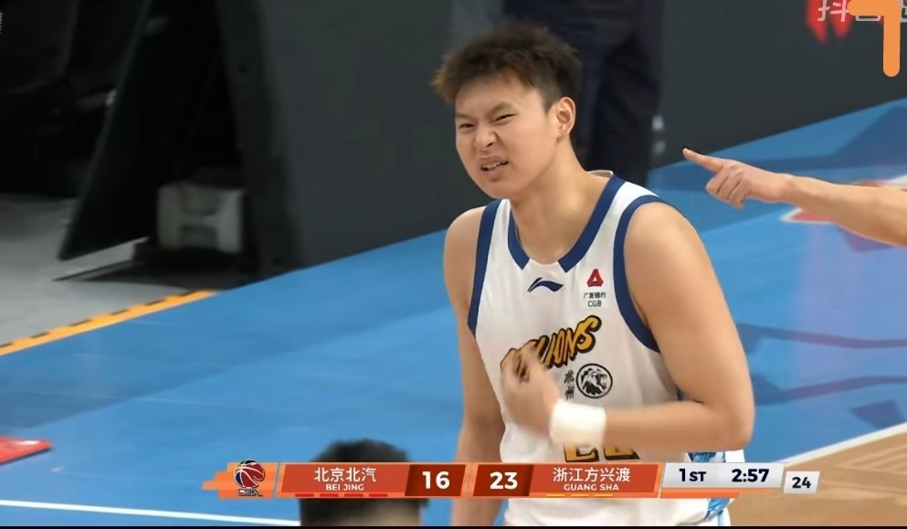 目前CBA无论球队客场和主场有裁判保护哨的球队，广厦，北京，广东，上海。这四支球