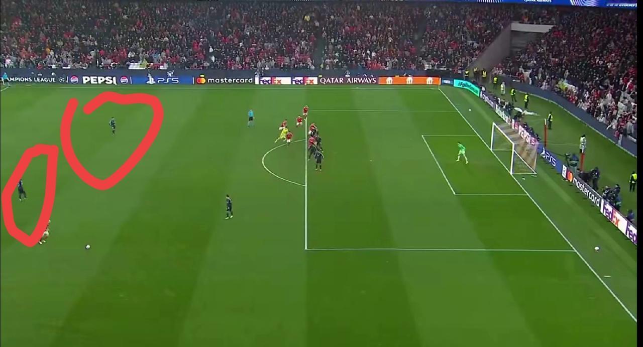 虽然特鲁宾的头球破门很漂亮，但是皇马的防守同样让人非常看不懂！
当时皇马已经被罚