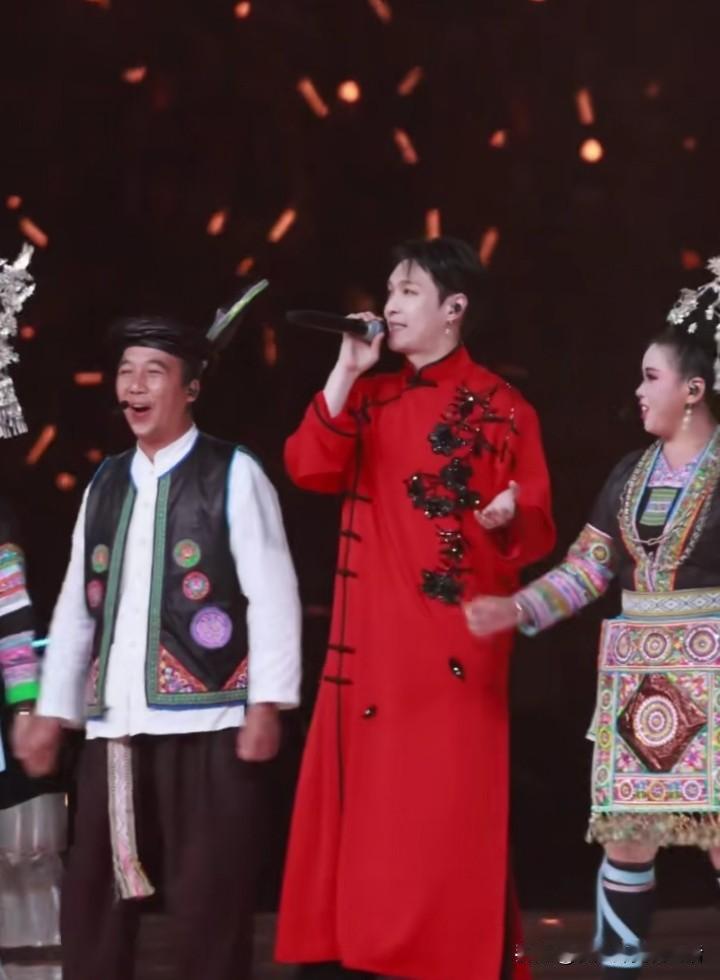 不知道张艺兴在鸟巢开一个这样的演唱会得花多少钱？
就好像奥运会的开幕式一样[捂脸