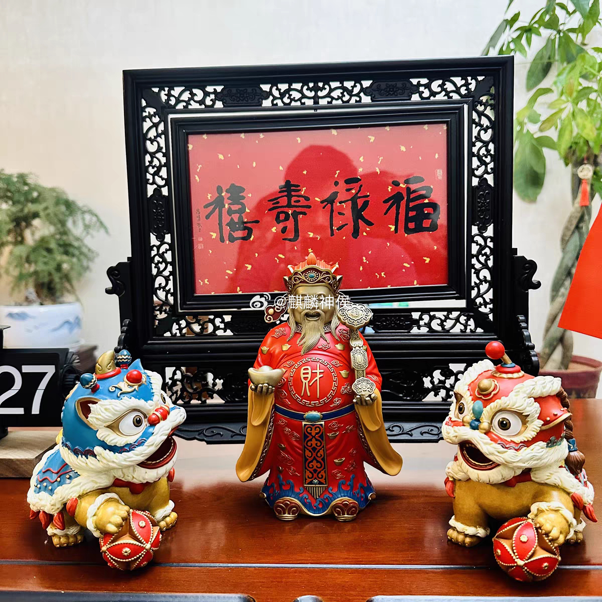 周五指数走弱的主要原因是高位容量标的和大金融方向的补跌，其实情绪端已经开始回暖，