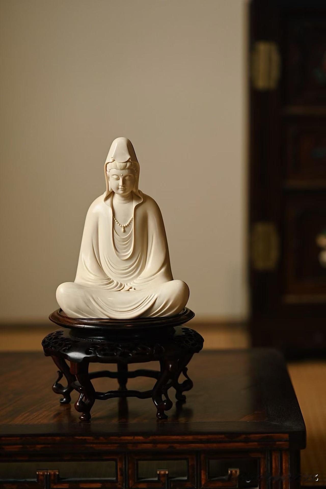 这尊观音，不是用来看，是用来“慢”的。

猛犸牙的白，不冷不硬，带一点温润的光，