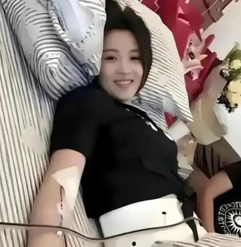 浙江一28岁女孩无偿捐献骨髓，救了一名15岁白血病男孩。没想到，男孩康复后后，承