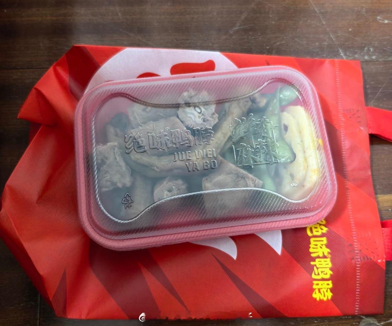 绝味鸭脖为啥卖不动了大部分原因还是贵的离谱吧 味道也就是重油重盐重辣 同样的价格