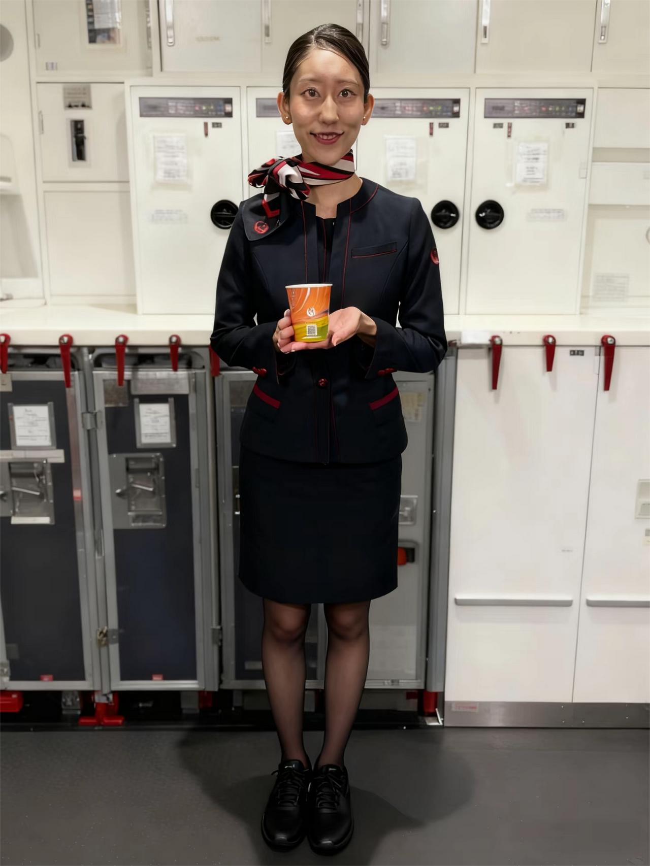 日航重大改革！空乘地勤执勤可穿运动鞋
据日媒报道，日本航空 11 月 13 日官