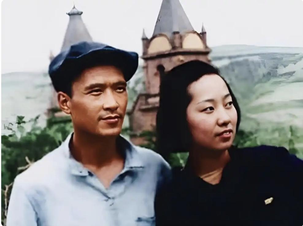 珍贵怀旧老照片新中国评选出的“二十二大电影明星之一”于蓝跟丈夫田方合影。