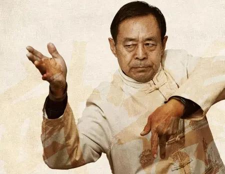 马保国的功夫，无论是闪电五连鞭还是接化发，观众都知道是假的，但是不再讨厌他，反而