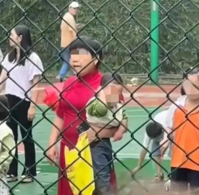 湖南长沙，一小区在儿童节当天举行钓小龙虾活动，不料，因孙子不小心绊倒，奶奶竟然大