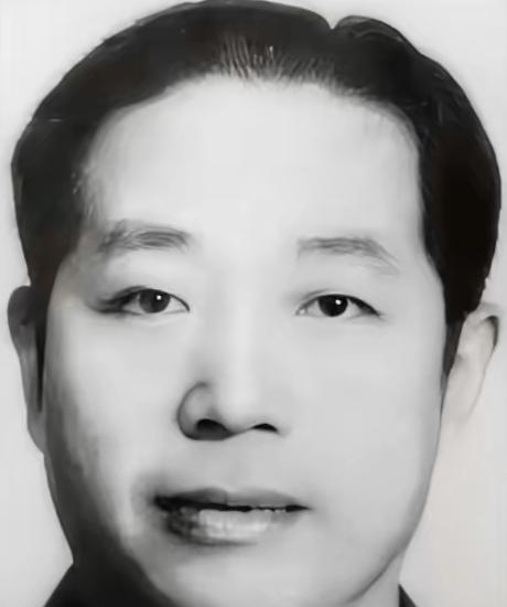 1937年，刺蒋失败后，百变杀手华克之投奔延安，伟人看到后却当场断言：你绝不能留