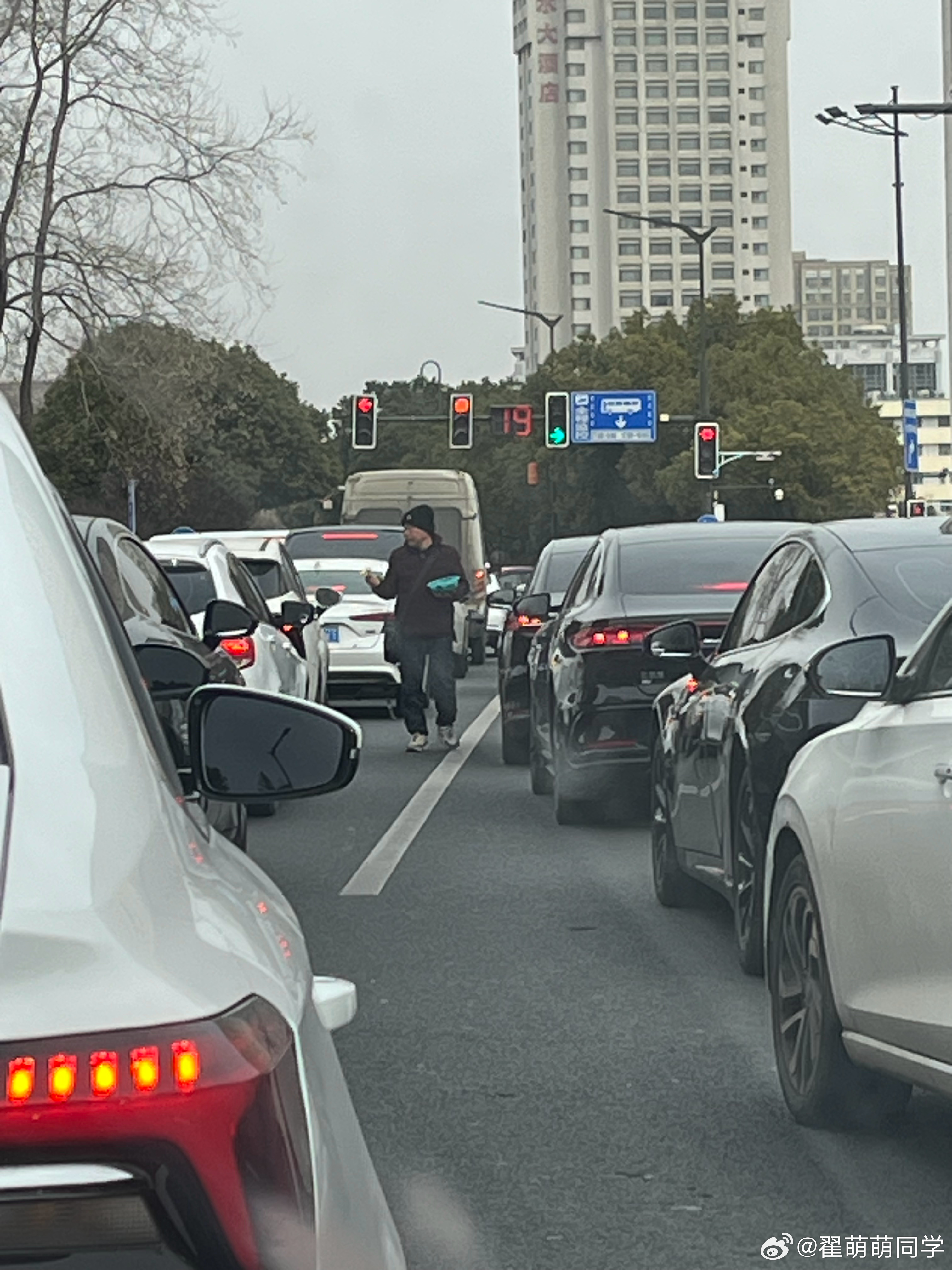 红灯太短了，没买到白兰花。 南京