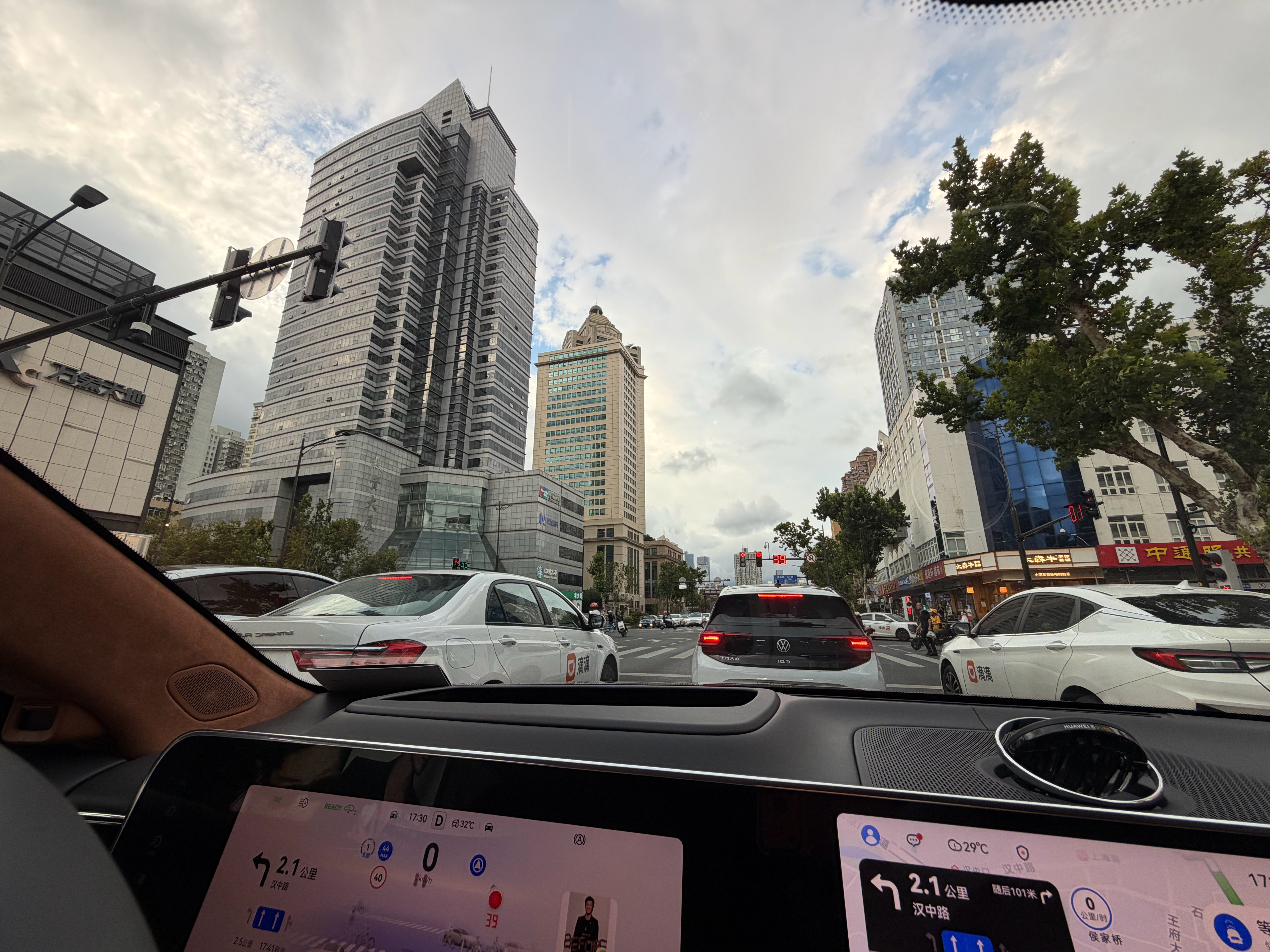 今天不得不来到南京[doge]来到大家参与的盛会，富饶之地，比我们太原繁华[允悲