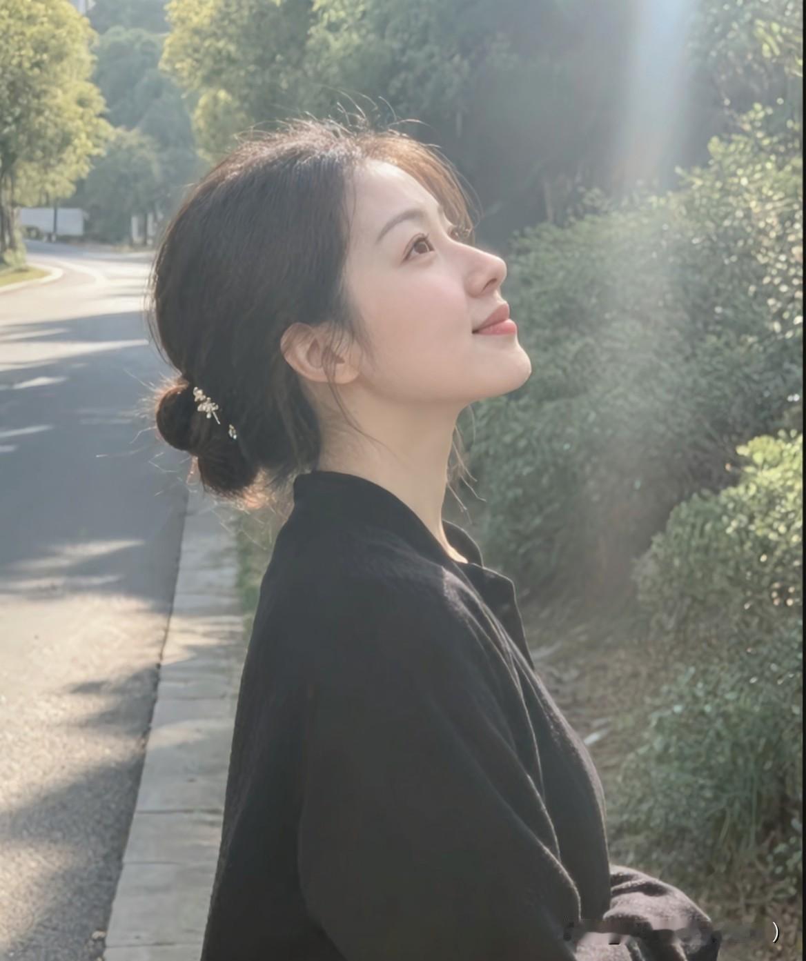 夫妻这关系，
真像一双鞋，
人生路坎坎坷坷，
必须俩人一起走，
少一个都不行，