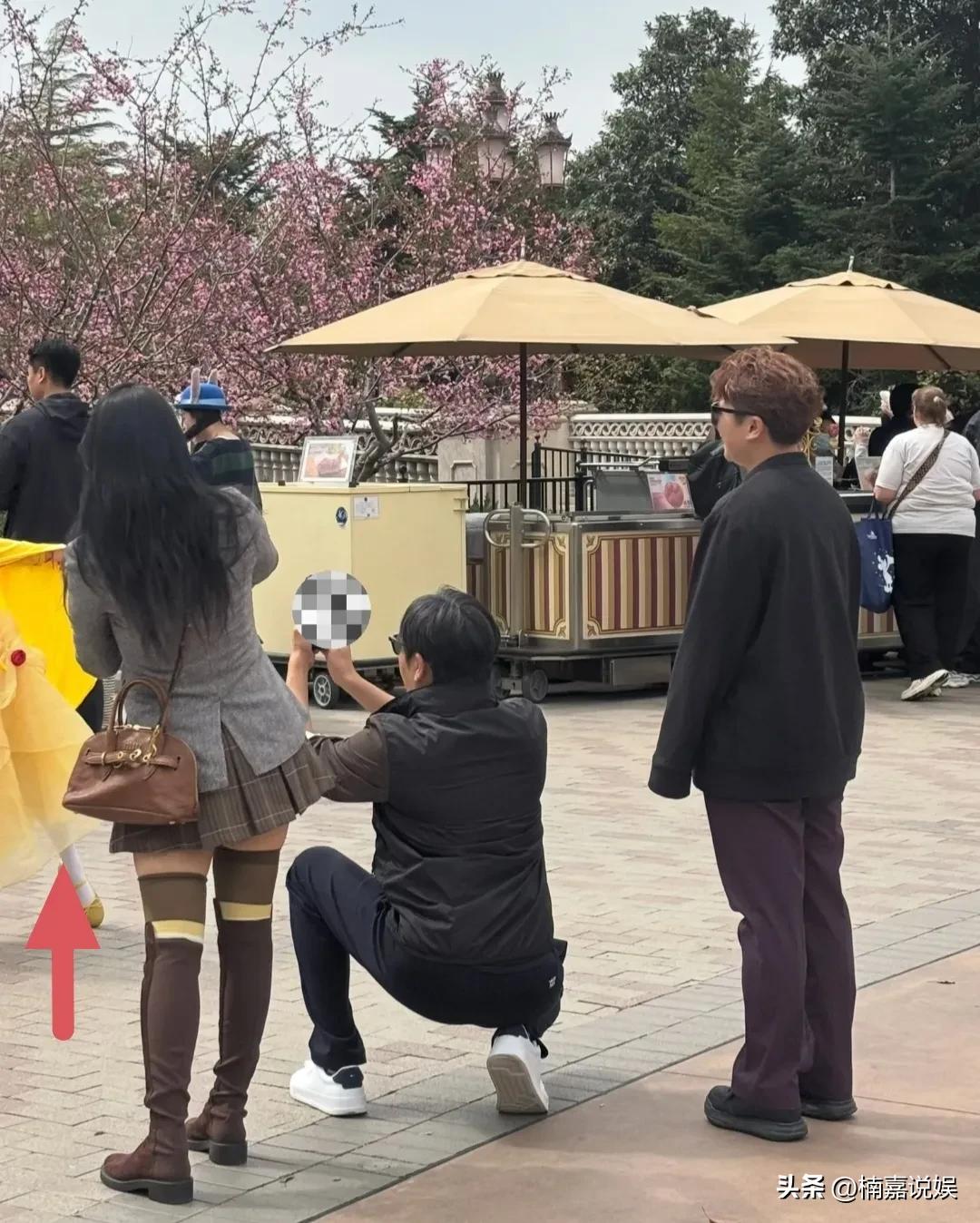 秦昊、伊能静一家子现身上海迪士尼游玩，伊能静的背影好美啊，身材真好！
才录综艺回