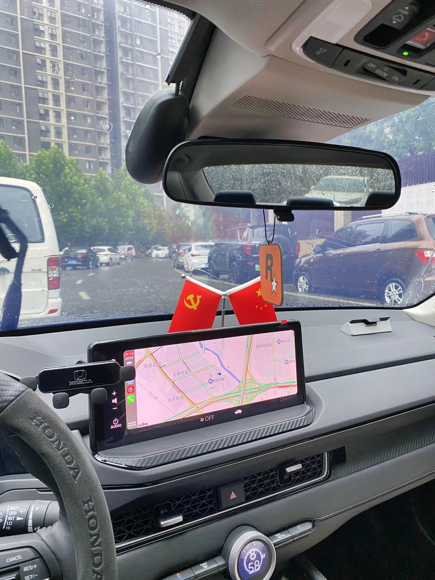 不得不说 这一代英仕派颜值这一块在同级别内没有对手 素车就非常帅了