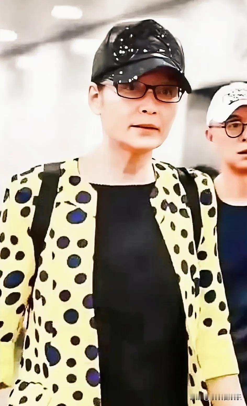 演员潘虹，身着休闲装，搭配帽子，好时尚青春风采，她演技出众，更散发出浓厚的知识分