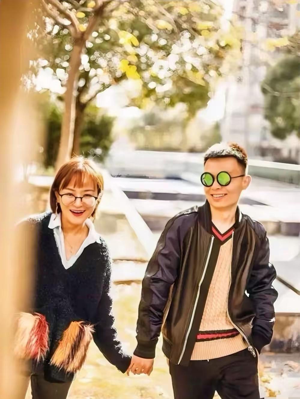 思文是第一个吃螃蟹的人！她说脱口秀时，李诞和王建国还没露脸过。李诞是《今晚80后