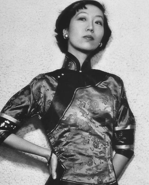 1956年，吃下堕胎药的张爱玲，在床上疼的直打滚。突然，孩子掉下来，她长舒一口气