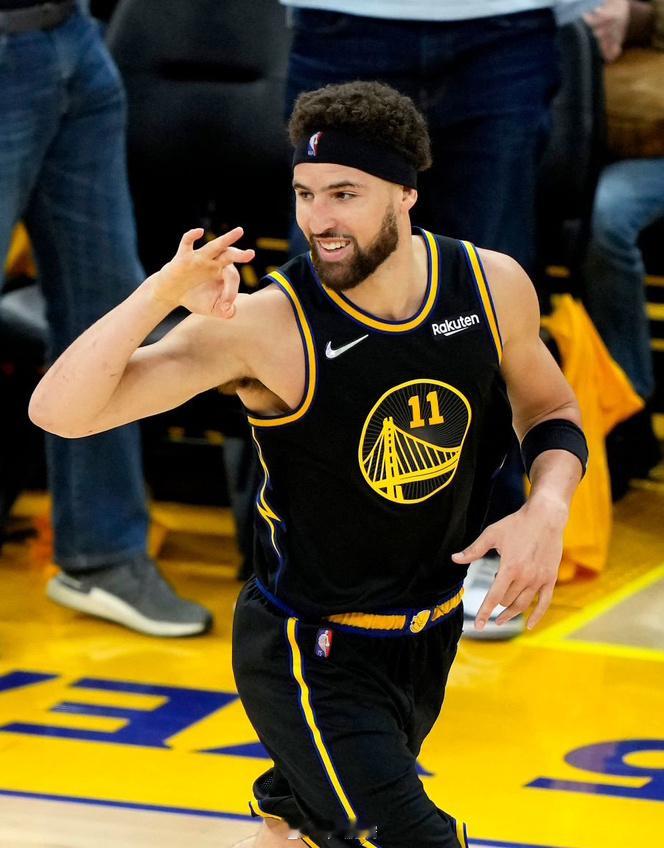 克莱-汤普森今日对阵爵士出任替补，新秀波杰首发。这是克莱自2012年3月12日新