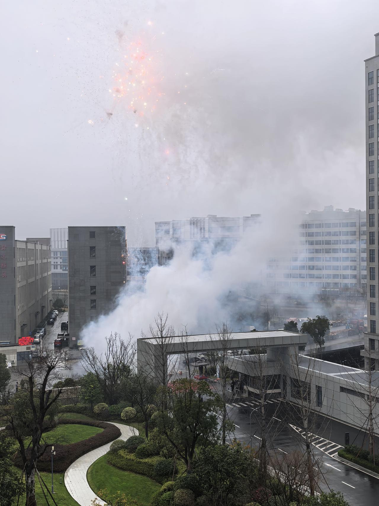 一句话太少，还是用两句话吧！

第一句：
幸福是理性生命在合乎德性的实践活动中实