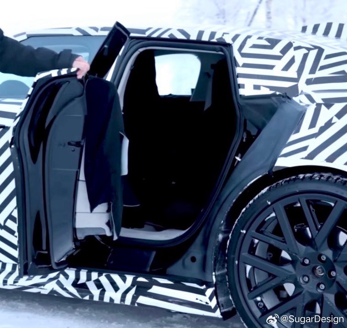 看到这后排进出性，就知道销量稳了5米2的车，配一个1米不到的门洞，奢华就是空间的