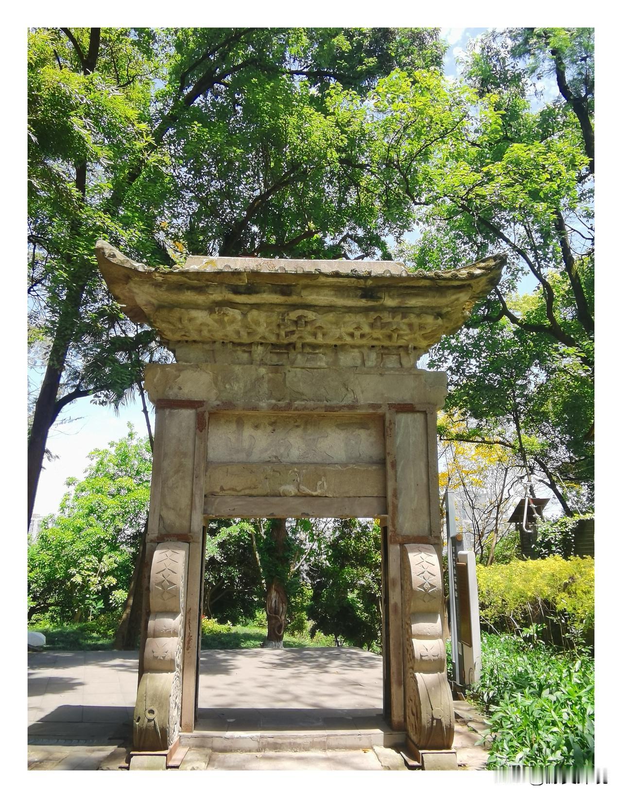 大千园之百丈名山石牌坊景观

到四川内江游玩，大千园不可不去。

国家 4A级旅