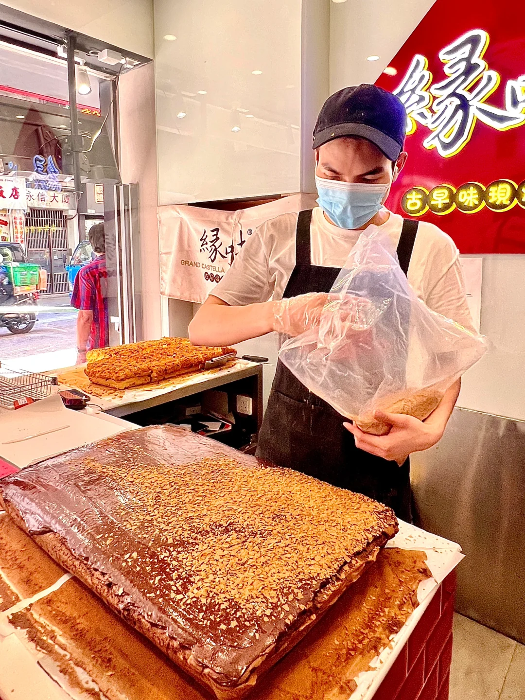 在澳门。。离开关口前一定要打包的。。。