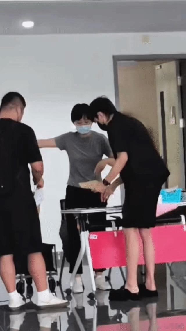 林更新开学快乐！新学期加油！！阳哥是陪读吗？[嘻嘻][嘻嘻] ​​​